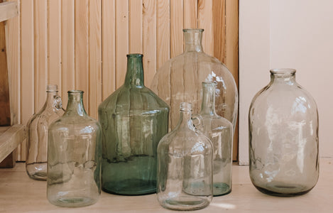 Glazen vazen en flessen