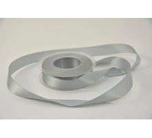 Satijnlint 25 mm x 25 mtr lichtgrijs