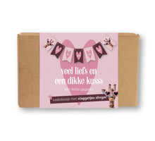 Doosje vlaggetjes slinger ''Veel liefs en een dikke kusss''