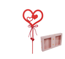 w/b. 18 wooden hearts/stick red 8x7 cm