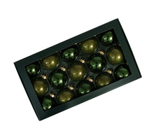 w/b. 30 glassballs/cap pine opal 57 mm