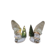 JONGEN EN MEISJE KERSTBOOM M/LED GROEN 9.5X7X15 CM AARDEWERK ASSORTIE - PER STUK