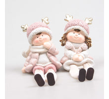 NOA & MILAN WITH DANGLING LEGS PINK POLYRESIN 9X6.5X11.5 CM - PER STUK