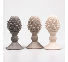 KANDELAAR DENNENAPPEL 10.5X10.5X18.3 CM 3 KLEUREN ASSORTIE PASTEL