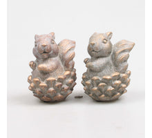 EEKHOORN IN DENNENAPPEL 8.8X7.5X10.5 CM 2 KLEUREN ASSORTIE METAL