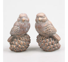 VOGEL OP DENNENAPPEL 8.5X7X13 CM 2 KLEUREN ASSORTIE METAL