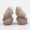 VOGEL OP DENNENAPPEL 8.5X7X13 CM 2 KLEUREN ASSORTIE METAL