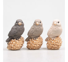 VOGEL OP DENNENAPPEL 8.5X7X13 CM 3 KLEUREN ASSORTIE PASTEL