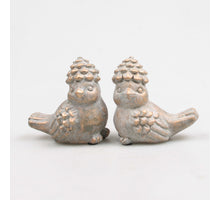 VOGEL MET DENNENAPPEL 10X6.5X10 CM 2 KLEUREN ASSORTIE METAL