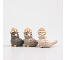 VOGEL MET DENNENAPPEL 10X6.5X10 CM 3 KLEUREN ASSORTIE PASTEL