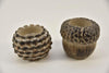 EIKEL/DENNENAPPEL KAARSHOUDER AARDEWERK 9X9X7.5 CM ASSORTIE