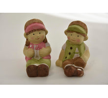 Kind met zittend 2 assortie 7x6x8cm keramiek Groen en Roze