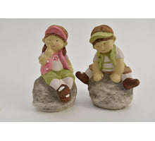 Kind zittend op steen 2 assortie 13x8,5x17cm keramiek Groen