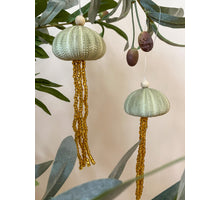 12x Zee-egel ornament hangend groen met gouden kralen D6 H18cm