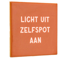 Tegeltje licht uit zelfspot aan